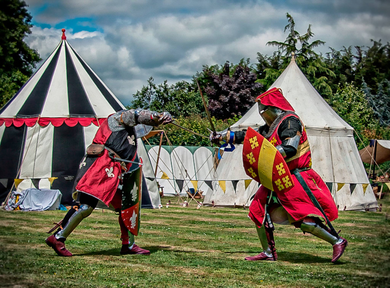 2 knights fighting with swords