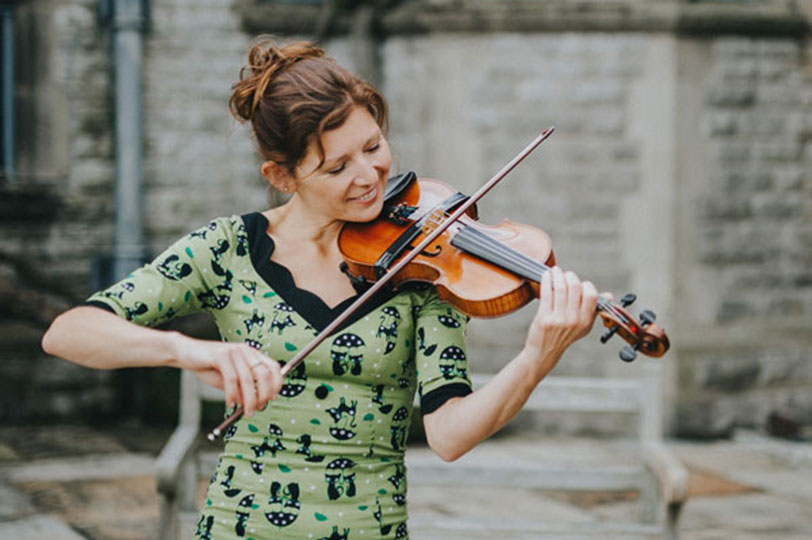 female violin player